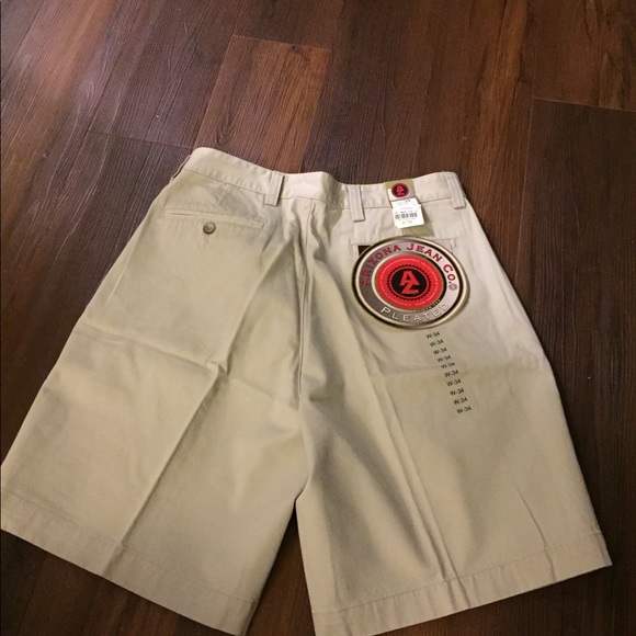Pleated Khaki shorts NWT - Picture 3 of 3